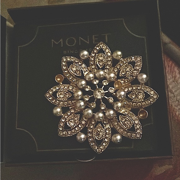 Monet Pearl brooch - Picture 1 of 1